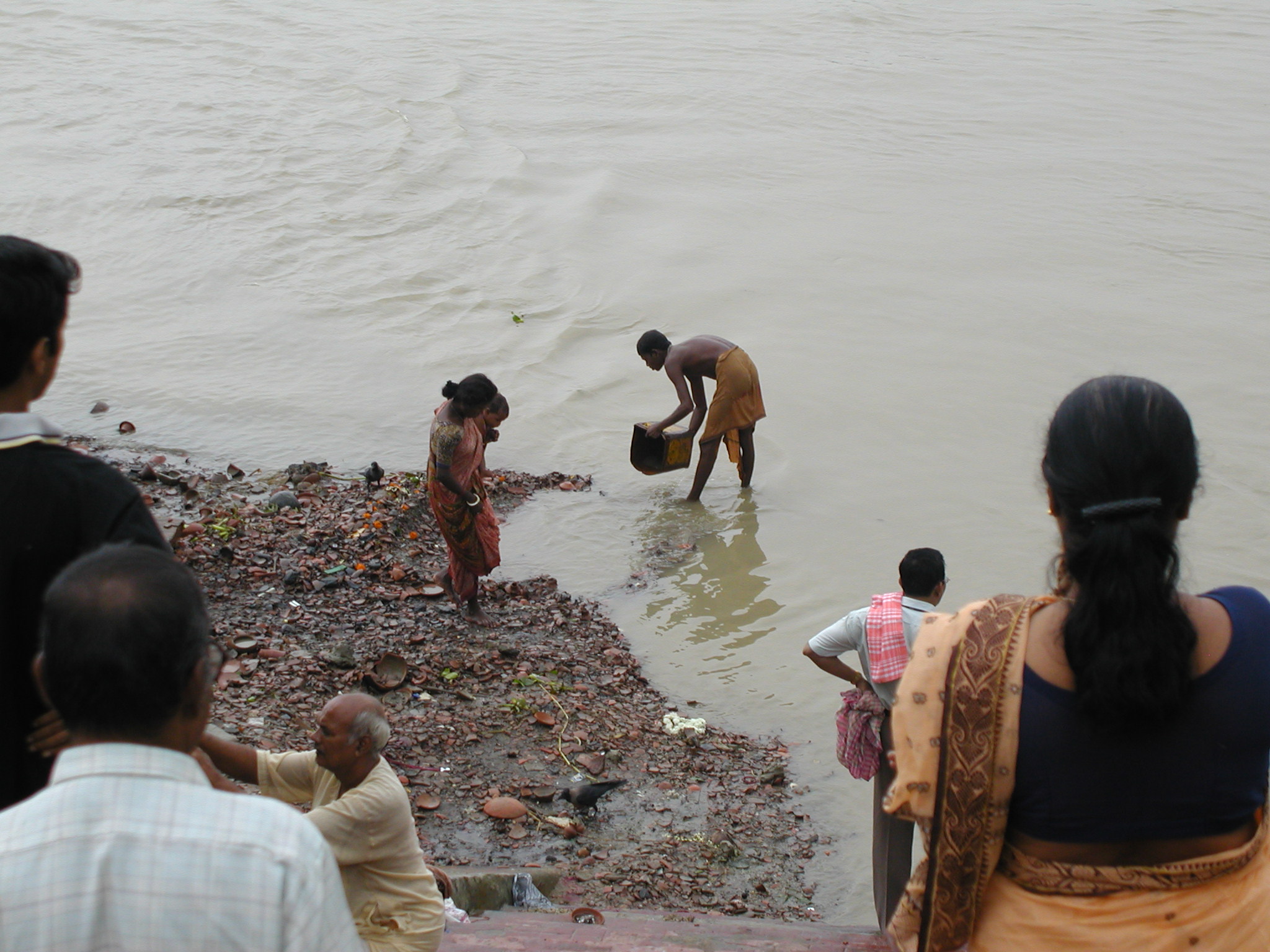 People getting water from the river in Kolkata 