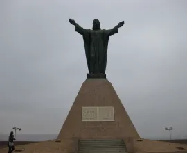 Site commemorating conflict and then peace between Chile and Peru